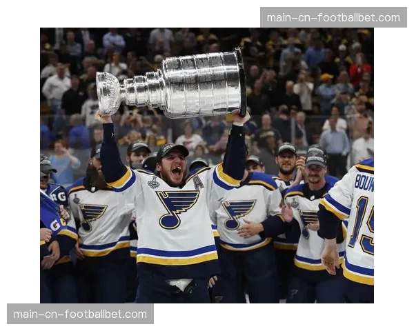 芝加哥黑鹰3-2险胜圣路易斯蓝调，终结主场十连败