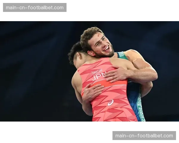 温情时刻：对手不慎扭伤，乌兹别克斯坦选手主动上前搀扶并协助离场